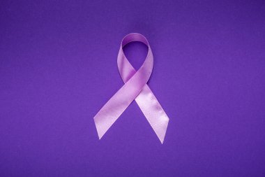Ekim ayı, Göğüs Kanseri Farkındalığı Ayı. Pembe kurdele, yaşayan ve hastalıklı insanları desteklemek için. Sağlık, Uluslararası Kadınlar Günü ve Dünya Kanser Günü konsepti. Mor arkaplanda.