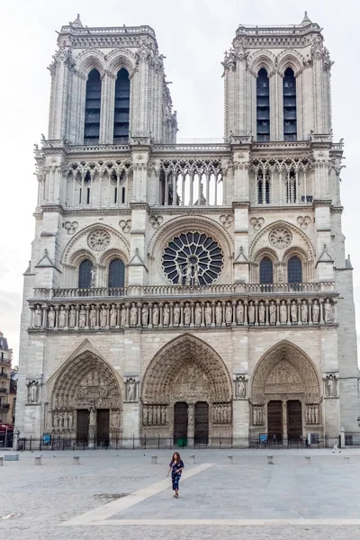 Lány Előtt Notre Dame Paris Katedrális Mielőtt Megsérült Tűz Legszebb — Stock Fotó