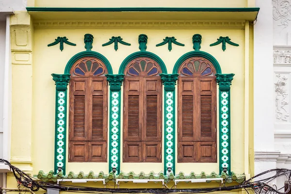Деревянные Ставни Окнах Разной Формы Красочные Здания Старом Городе Пхукет — стоковое фото