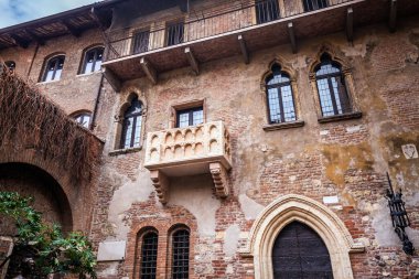 Altın gün batımında Romeo ve Juliet evinin verandası ve balkonu, Verona, İtalya