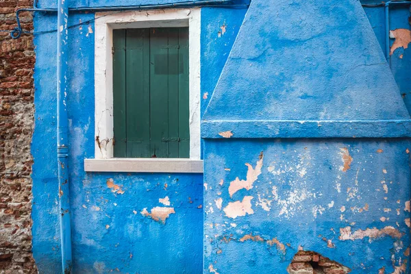 Pintoresca Pared Con Ventanas Con Persianas Famosa Isla Burano Venecia — Foto de Stock