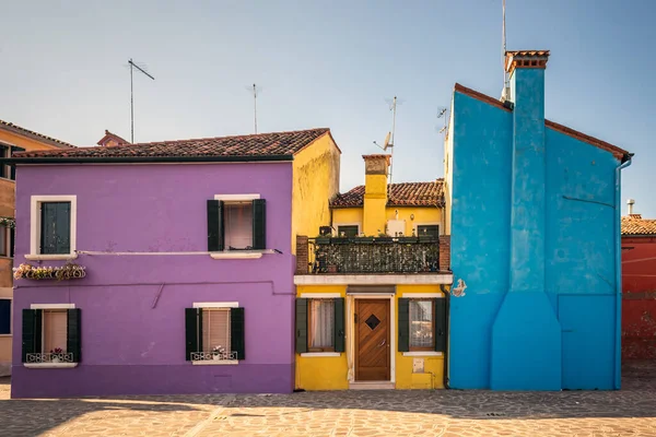 Pintoresca Pared Con Ventanas Puerta Con Persianas Famosa Isla Burano — Foto de Stock