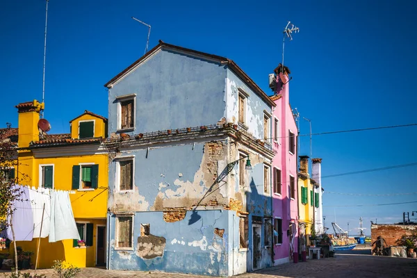 Pintoresca Pared Con Ventanas Puerta Con Persianas Famosa Isla Burano — Foto de Stock