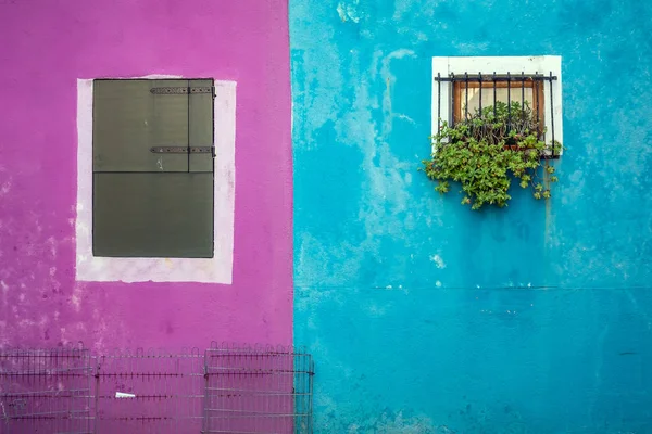 Blaue Und Rosa Wand Mit Fensterläden Auf Der Berühmten Insel — Stockfoto