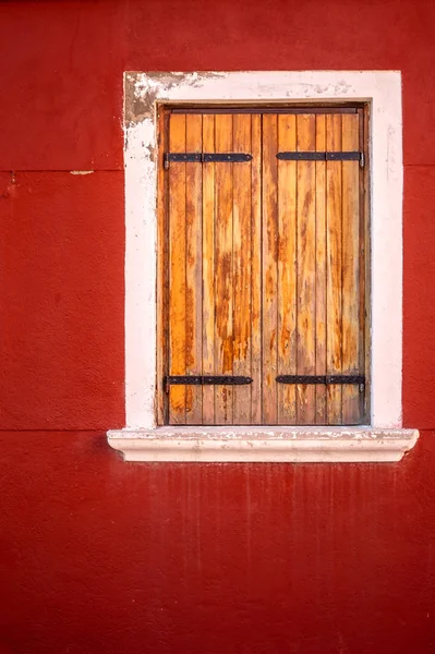 Pintoresca Pared Con Ventanas Puerta Con Persianas Famosa Isla Burano — Foto de Stock