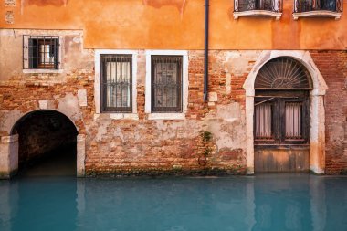 İtalya 'nın ünlü Venedik' inde ahşap kapı ve pencereler.