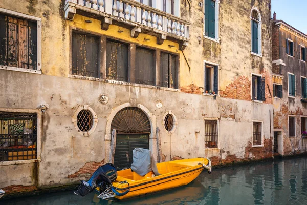 Човен Припаркувався Каналі Будинком Мальовничими Кольоровими Вікнами Віконцями Знаменитій Венеції — стокове фото