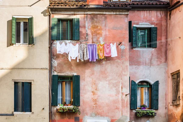Secado Ropa Ventanas Colores Con Persianas Famosa Isla Burano Venecia — Foto de Stock
