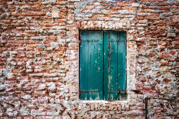 Muro Ladrillo Con Ventanas Con Persianas Famosa Isla Burano Venecia —  Fotos de Stock