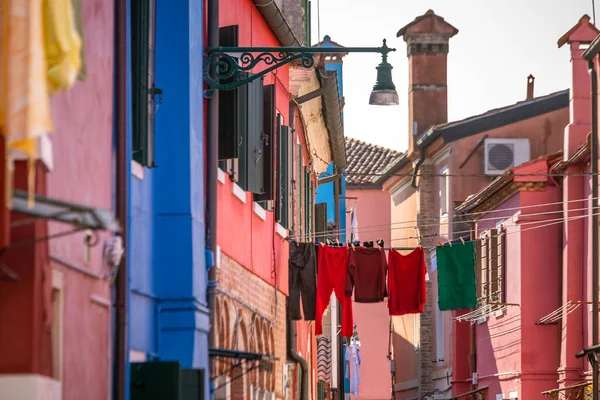 Sušené Oblečení Mezi Barevnými Domy Okenicemi Slavném Ostrově Burano Benátky — Stock fotografie