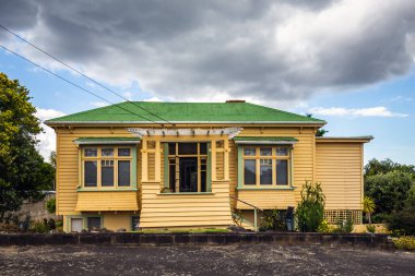 Auckland, Yeni Zelanda 'daki klasik ahşap binanın yan duvarı..