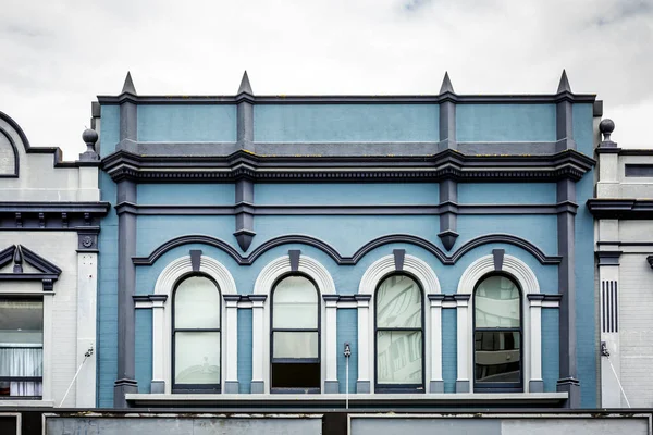 新西兰奥克兰的蓝色老式木制建筑侧墙 — 图库照片
