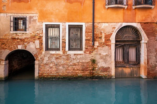Ілюстровані Дерев Яні Двері Вікна Знаменитої Венеції Італія — стокове фото