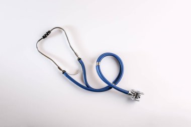 Beyaz arka plandaki steteskop beyaza izole edilmiş. Virüs 2019-nCoV, koronavirüs, hastalık kavramı. Sağlık kontrolü..