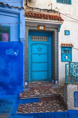 Fas 'ın ünlü mavi şehri Chefchaouen' in renkli ahşap kapıları.