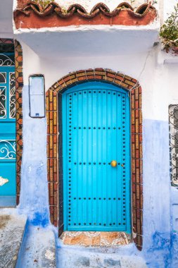 Fas 'ın ünlü mavi şehri Chefchaouen' in renkli ahşap kapıları.