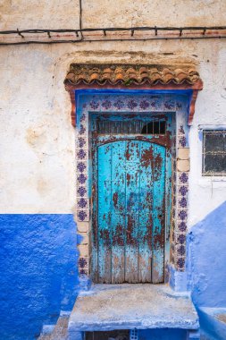 Fas 'ın ünlü mavi şehri Chefchaouen' in renkli ahşap kapıları.