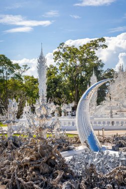 Beyaz Tapınak Wat Rong Khun. Tayland 'da ünlü ve yabancılar arasında popüler bir yer, Chiang Rai, Tayland,