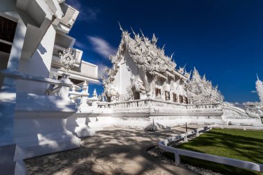 Beyaz Tapınak Wat Rong Khun. Tayland 'da ünlü ve yabancılar arasında popüler bir yer, Chiang Rai, Tayland,