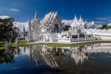 Beyaz Tapınak Wat Rong Khun. Tayland 'da ünlü ve yabancılar arasında popüler bir yer, Chiang Rai, Tayland,