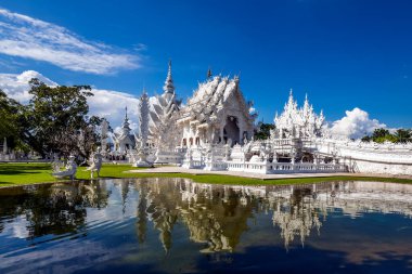 Beyaz Tapınak Wat Rong Khun. Tayland 'da ünlü ve yabancılar arasında popüler bir yer, Chiang Rai, Tayland,