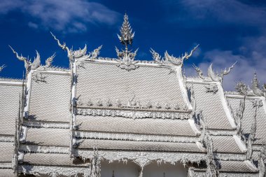 Beyaz Tapınak Wat Rong Khun. Tayland 'da ünlü ve yabancılar arasında popüler bir yer, Chiang Rai, Tayland,