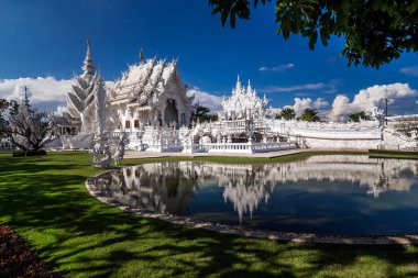 Beyaz Tapınak Wat Rong Khun. Tayland 'da ünlü ve yabancılar arasında popüler bir yer, Chiang Rai, Tayland,