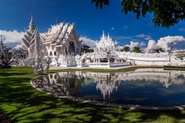 Beyaz Tapınak Wat Rong Khun. Tayland 'da ünlü ve yabancılar arasında popüler bir yer, Chiang Rai, Tayland,