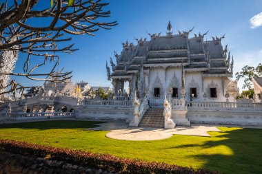 Beyaz Tapınak Wat Rong Khun. Tayland 'da ünlü ve yabancılar arasında popüler bir yer, Chiang Rai, Tayland,