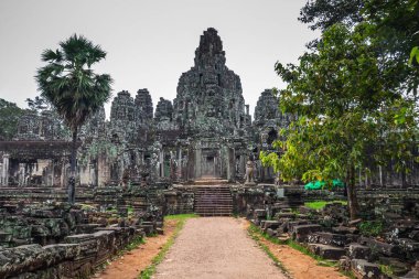 Bayon Tapınağı 'nın eski taş yüzleri. Angkor Wat, Siem Reap, Kamboçya 'daki eski Khmer tapınağı harabeleri.