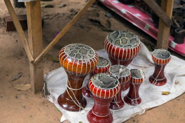 Yerel halk Angkor Wat, Siem Reap, Kamboçya 'da turistlere el yapımı davul satıyor..