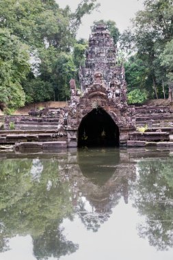 Angkor Wat 'taki Neak Pean tapınağı Siem Reap, Kamboçya bir yaz günü.