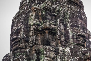 Bayon Tapınağı 'nın eski taş yüzleri. Angkor Wat, Siem Reap, Kamboçya 'daki eski Khmer tapınağı harabeleri.