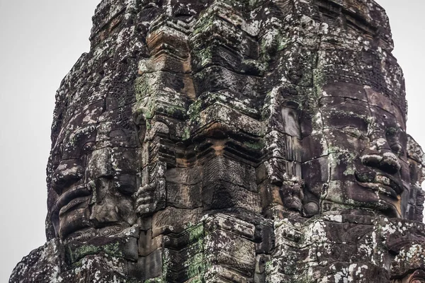 バイヨン寺院の古代の石の顔 カンボジアのシェムリアップにあるアンコールワットの古いクメール寺院遺跡 — ストック写真