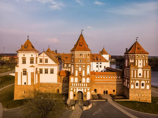 Vista Aérea Del Complejo Medieval Del Castillo Mir Atardecer Primavera — Foto de Stock