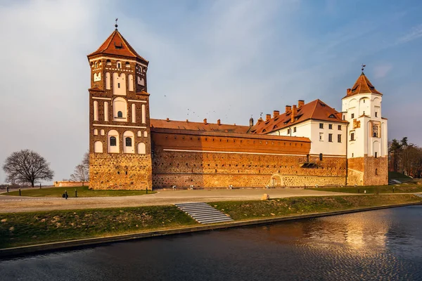 Medeltida Slott Mir Vitryssland Reflektion Sjön Med Simmande Ankor — Stockfoto