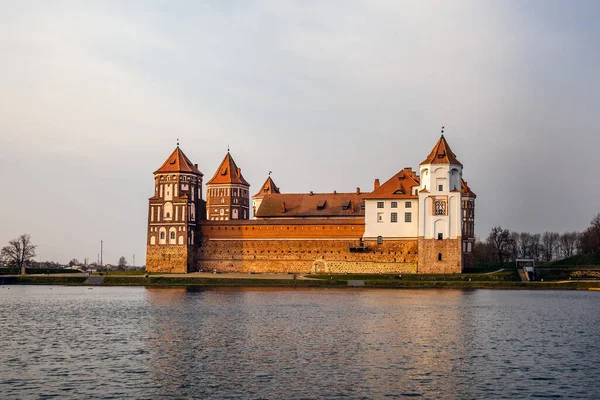 Castillo Medieval Mir Belarús Reflexión Lago Con Patos Nadadores — Foto de Stock