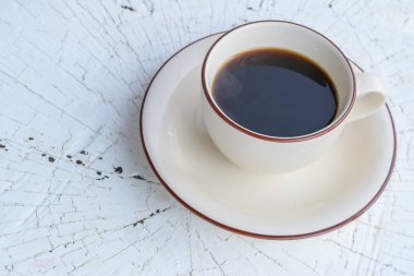 ahşap arka plan üzerine bir fincan kahve