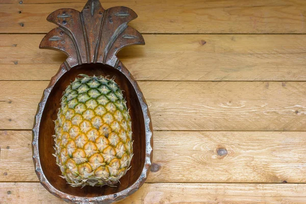 Ananas op houten tafel achtergrond — Stockfoto