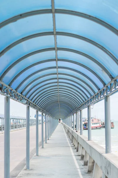 Koh Samui, Tayland feribot terminalinde kapalı yürüyüş yolları