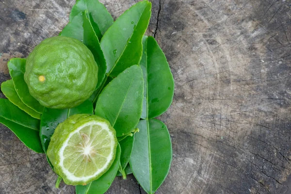 Organik Bergamot eski ahşap arka plan üzerine dilimlenmiş