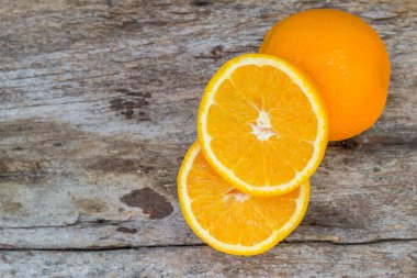 eski ahşap arka plan üzerinde taze turuncu