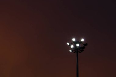 gün batımı ışık arka plan ile siluet sütun spot