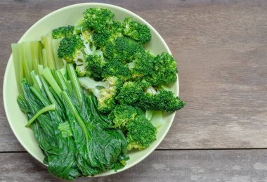 Brokoli ve Bok choy ahşap arka plan üzerinde.