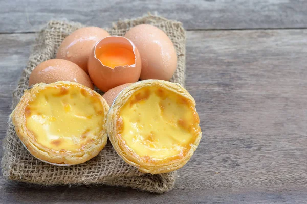 Αυγό τάρτας κρέμα γλυκιά νόστιμο επιδόρπιο με φρέσκα αυγά — Φωτογραφία Αρχείου