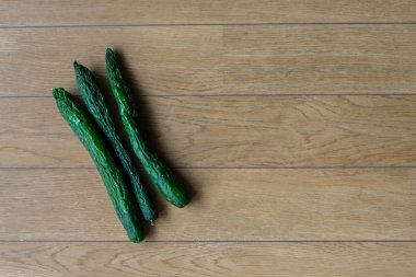 Salatalık çürük ahşap arka plan üzerinde