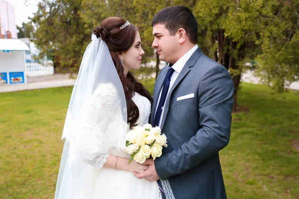 Beau jour de mariage, mariée et marié — Photo