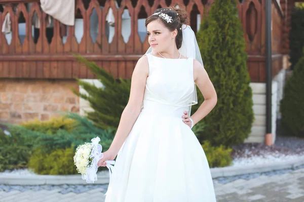 Bella sposa all'aperto in una foresta . — Foto Stock