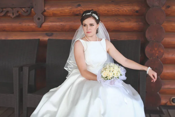 Bella sposa all'aperto in una foresta . — Foto Stock