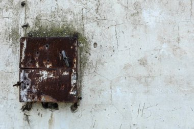 Yaşlı eski kırmızı beyaz gri tuğla duvar doku beton yatay arka plan yok. Eski püskü kentsel dağınık Brickwall yapısı. Hasarlı sıva ile taş .